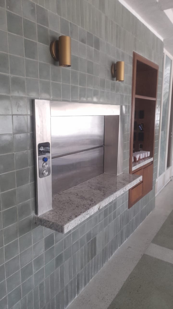 Montaplatos instalado por EyC Soluciones Verticales